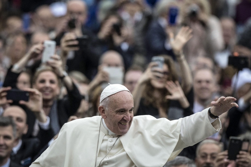 VATICANO PAPA:VAT09 CIUDAD DEL VATICANO (VATICANO) 13/04/2016.- El papa Francisco saluda a los fieles durante la audiencia general de los miércoles en la plaza de San Pedro, Ciudad del Vaticano, hoy, 13 de abril de 2016. EFE/Angelo Carconi