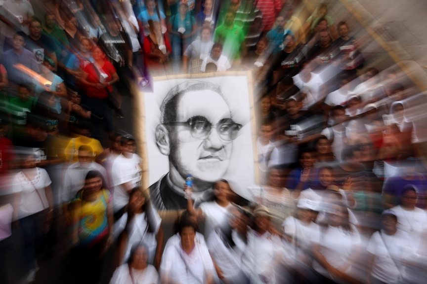 EL SALVADOR ROMERO:ACOMPAÑA CRÓNICA: EL SALVADOR ROMERO. ESA6003. SAN SALVADOR (EL SALVADOR), 25/03/2017.- Feligreses participan en una marcha dedicada al beato Óscar Arnulfo Romero hoy, sábado 25 de marzo de 2017, en San Salvador (El Salvador). El beato mártir de El Salvador, Óscar Arnulfo Romero, tomó nuevamente las calles de la capital para reencarnarse en cada uno de los cientos de ciudadanos que, portando pancartas e imágenes alusivas a monseñor, conmemoran el 37 aniversario del asesinato del religioso pidiendo a gritos su canonización. EFE/ Rodrigo Sura[ACOMPAÑA CRÓNICA: EL SALVADOR ROMERO
