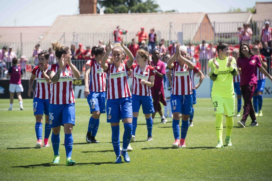 ESPAÑA FÚTBOL LIGA IBERDROLA:GRA238. MAJADAHONDA (MADRID), 20/05/2017.- las jugadoras del Atlético de Madrid celebran el trinfo como campeonas de la Liga Iberdrola de fútbol femenino, por primera vez en su historia, gracias a su brillante desempeño desde el pasado 3 de septiembre, fecha en que inició su recorrido hacia la gloria. Este sábado, en la Ciudad Deportiva del Cerro del Espino (Majadahonda), el conjunto colchonero certificó su ascenso al trono con una ajustada victoria, por 2-1, ante la Real Sociedad en la trigésima y postrera fecha del calendario. EFE/Luca Piergiovanni