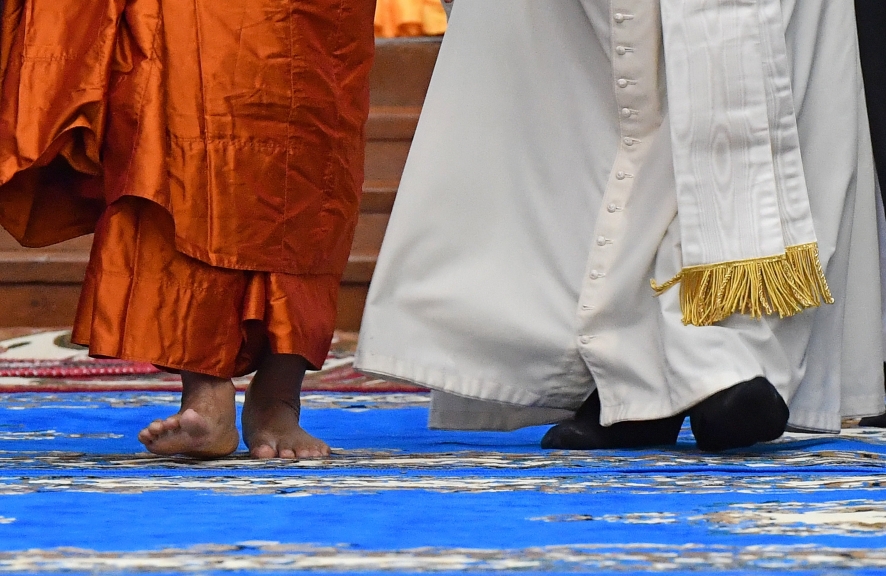 LBB11159. RANGÚN (BIRMANIA), 29/11/2017.- El papa Francisco camina junto a Bhaddanta Kumarabhivasma, presidente del Consejo Supremo de la "Sangha", el órgano formado por los máximos jefes de rama budista Theravada, en Rangún (Birmania) hoy, 29 de noviembre de 2017. En su tercera jornada de visita a Birmania, Francisco visitó a los líderes que representan a todos los budistas en el centro Kaba Aye, un lugar simbólico en un país donde el budismo es "religión de Estado". EFE/ Ettore Ferrari