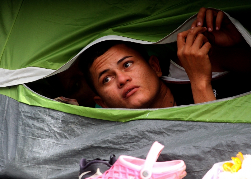 FOTODELDÍA-ME023. TIJUANA (MÉXICO),06/12/2018.- Cientos de integrantes de la caravana migrante de centroamericanos permanecen en las afueras del albergue Benito Juárez hoy en la ciudad de Tijuana (México). Algunos migrantes se negaron a trasladarse al albergue "El Barretal" permaneciendo en los alrededores del albergue Benito Juárez, después de que las autoridades sanitarias del estado, cerraran las instalaciones anteriores por mediadas de seguridad sanitaria. EFE/Alejandro Zepeda