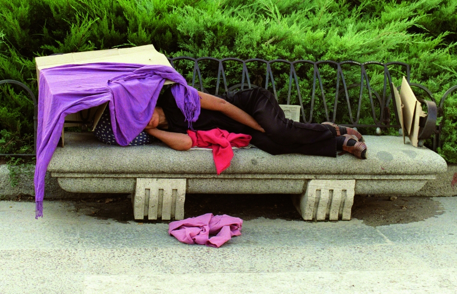 MD-11 Madrid, 17-7-04.- En EspaÒa duermen en la calle cada dÌa entre 30.000 y 40.000 personas, de los cuales un 18 por ciento son mujeres y entre un 10 y un 12 por ciento son universitarios, seg?n datos suministrados a EFE por diversas ONG. En la fotografÌa de archivo, una indigente de avanzada edad vive y duerme en un improvisado refugio sobre un duro banco de piedra en el parque de la Plaza de EspaÒa. EFE/Pepa DÌaz