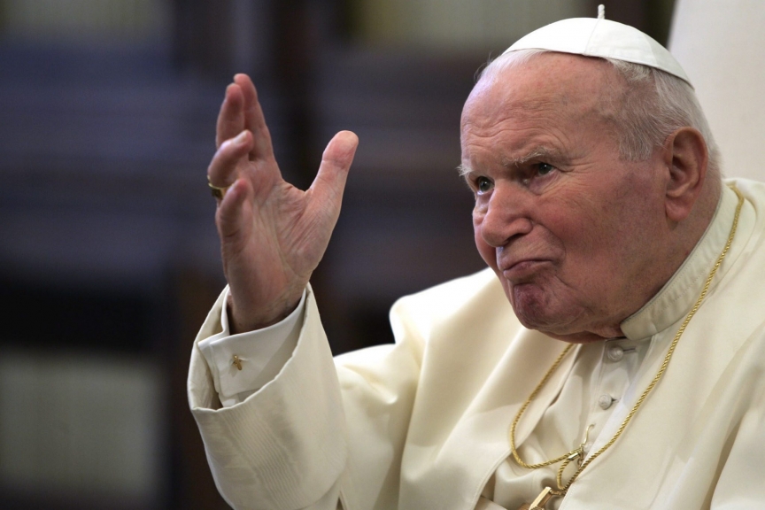 VATICAN POPE:epa000303952 Pope John Paul II gestures during the audience given to a Polish delegation in Vatican City, Saturday 30 October 2004. EPA/FILIPPO MONTEFORTE