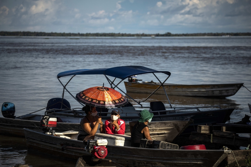 ACOMPAÑA CRÓNICA: CORONAVIRUS BRASIL - BRA01. MANACAPURU (BRASIL), 10/06/2020.- Pobladores navegan, el 8 de junio de 2020, en Manacapuru, Amazonas (Brasil). Los vecinos de Manacapuru aún lloran la muerte de uno de los pocos doctores que trabajaba en esta ciudad de la Amazonía brasileña. Falleció de coronavirus. El último mazazo para esta recóndita localidad que cuenta con una de las mayores tasas de mortalidad por COVID-19 de todo Brasil. Manacapuru, en el interior del estado de Amazonas (norte), ha vivido un infierno en el corazón de la selva. La pandemia ha entrado con una virulencia inusitada en este territorio bañado por las aguas del río más caudaloso del planeta. EFE/ Raphael Alves